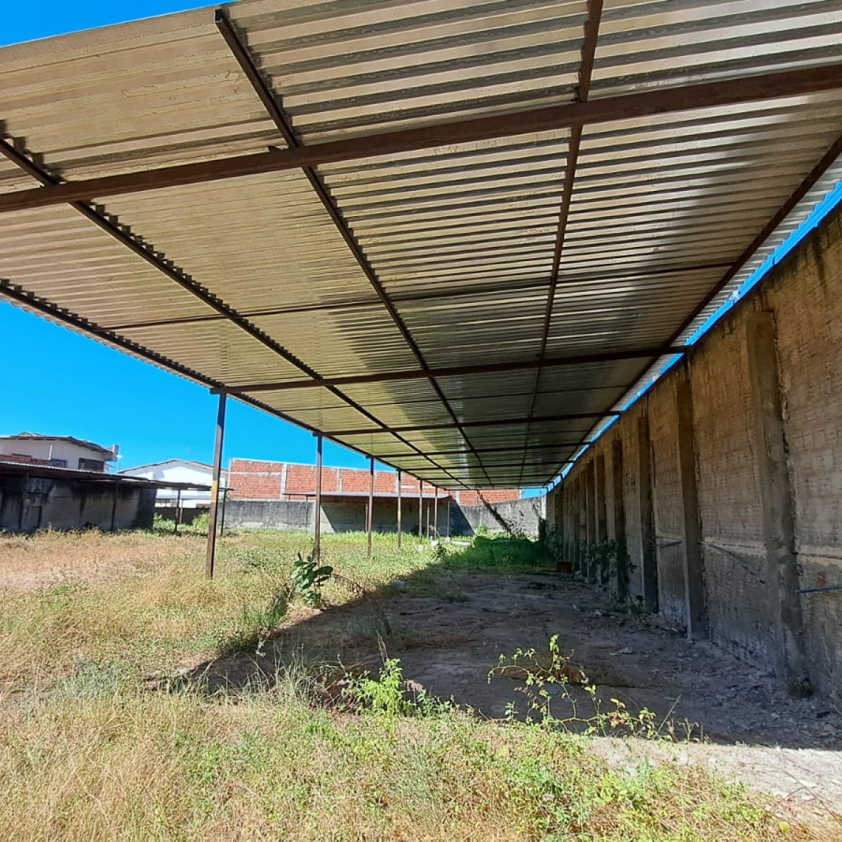 Lote 002 - Galpão com estrutura metálica e cobertura em telhas de alumínio (área total aproximada de 336,70 m²)