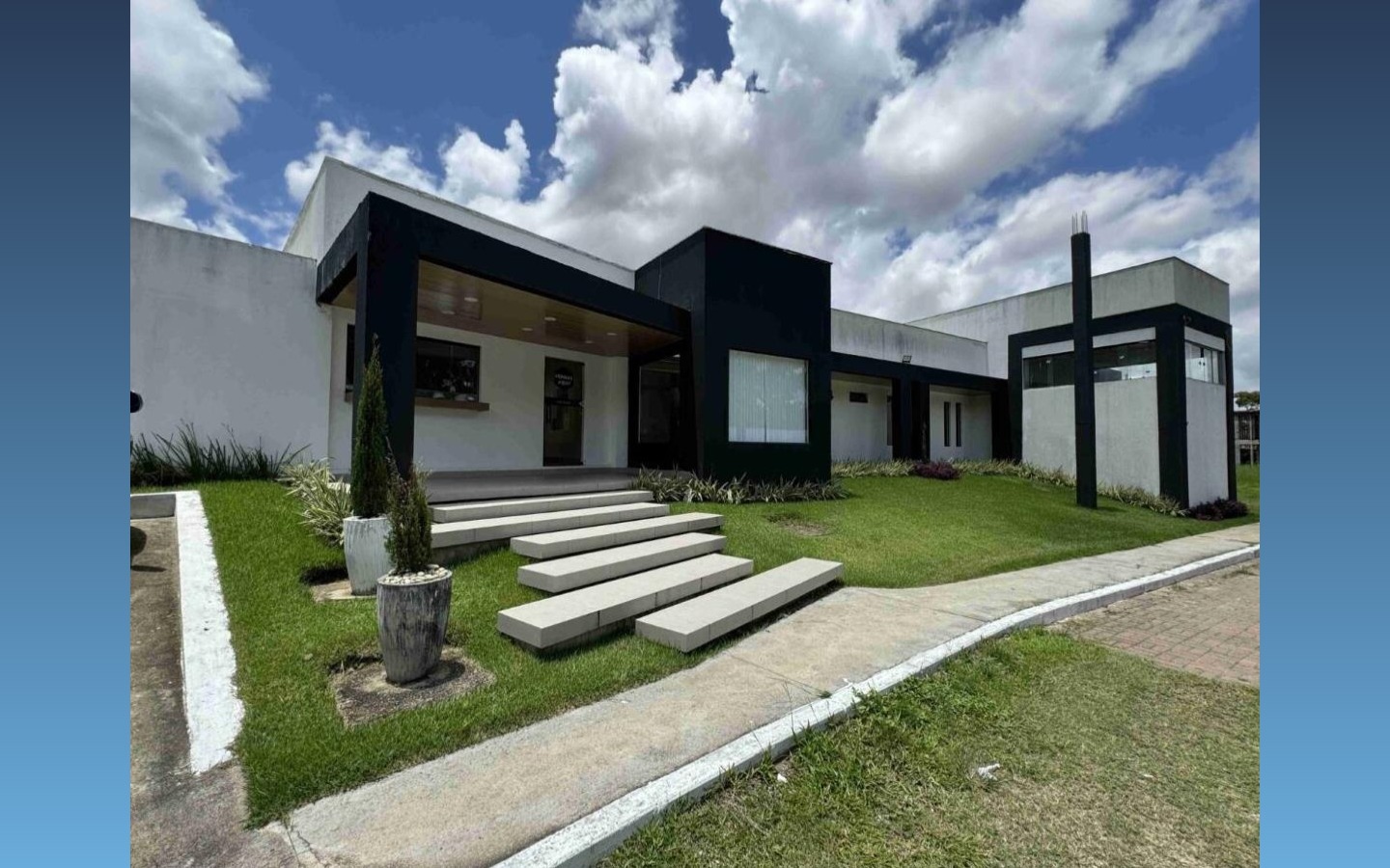Casa em Condomínio - 131m² - Camaragibe-PEDescriçãoCasa nº 7 (Módulo 2, Tipo A) do Condomínio Aldeia Smart Concept, matrícula nº 16.732 do RGI de Camaragibe/PE. Térreo com terraço, sala, cozinha com á