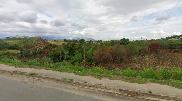 Área 6.000m² - testada para av. brasil - campo grande/rj. terreno e respectivas construções. pague em até 60 vezes.