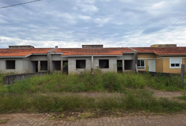Casa nº 451-b, em construção, com paredes, contrapiso e cobertura executados, localizada na rua vitor mateus teixeira, vila três marias, na cidade de esteio/rs, com área projetada de 43,48m², composta por dois dormitórios, copa/cozinha, banheiro e área de serviço. construída sob o imóvel de matrícula nº 29.055 do cri de esteio/rs; não averbada