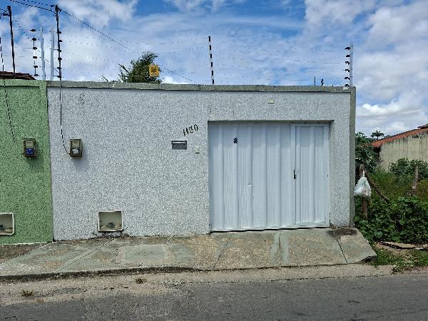 Casa - Área privativa: 76,35 m², Com 2 qt(s), 2 Banheiro(s), - Localizado(a): RUA LEOPOLDO BATISTA NEPOMUCENO, N. 1130, CENTRO, 0 - ITAITINGA/CE - CEP: 61880011 - N° IPTU: 24853 - MATRÍCULA: 13777 - OFICIO: 1