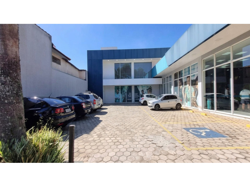 Prédio comercial à venda em leilão
