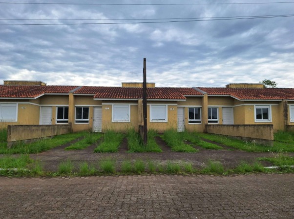 Casa nº 421-b, localizada na rua vitor mateus teixeira, vila três marias, na cidade de esteio/rs, com área construída de 43,48m², composta por dois dormitórios, copa/cozinha, banheiro e área de serviço. construída sob o imóvel de matrícula nº 20.810 do cri de esteio/rs; não averbada