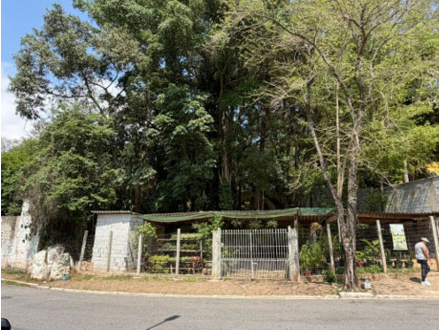Terreno c/benfeitorias à venda em leilão