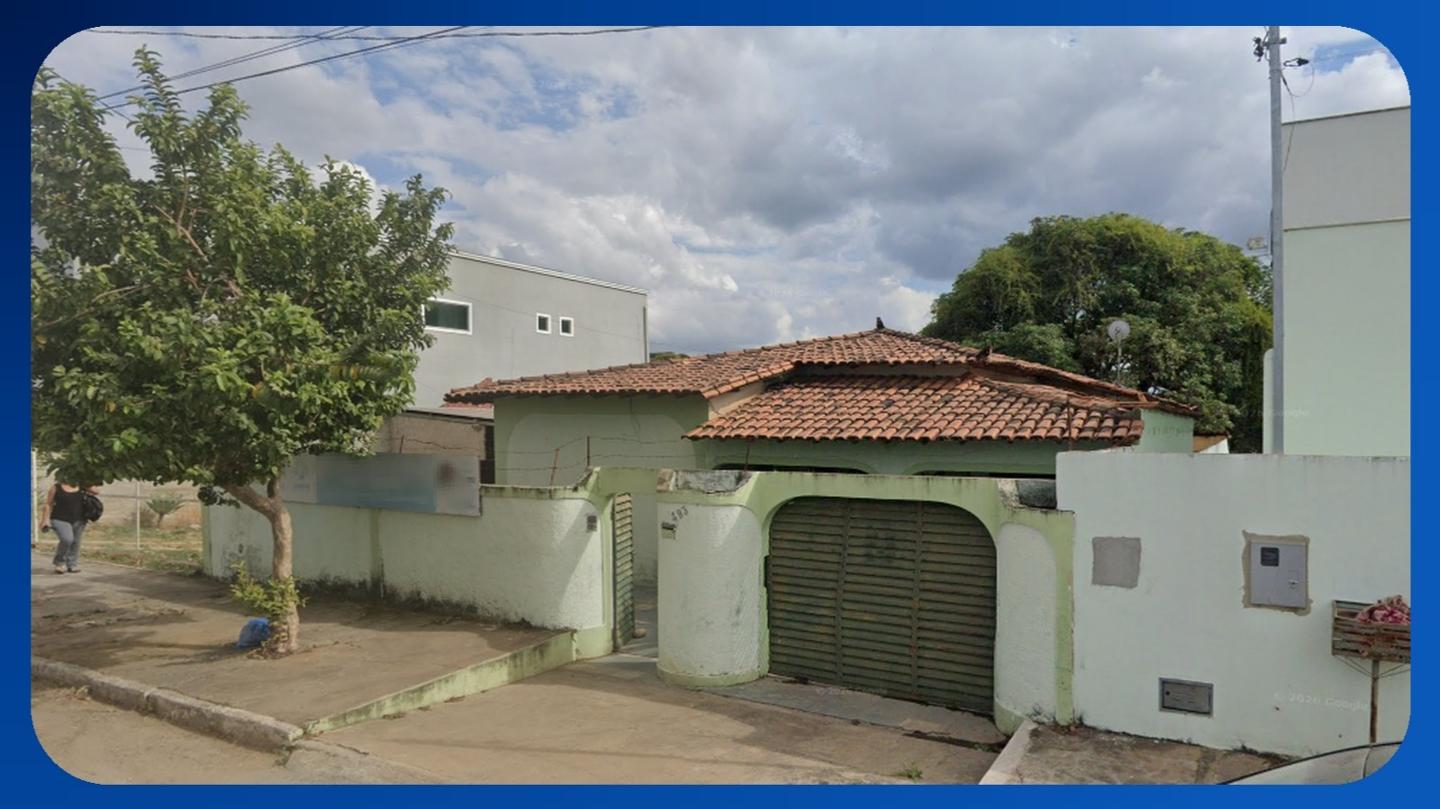 CASA - LOTE 18, QUADRA 40, AV. FRANCISCO ANTÔNIO MENDONÇA CHAVES, 493, VAPABUÇU, SETE LAGOAS/MG, PENHORA SOBRE 50% DO BEM, ÁREA DE 600,00M² - Luis Leiloeiro