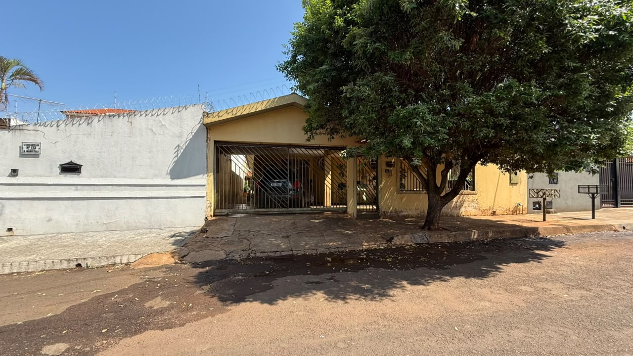 Rio verde/go - uma casa residencial com 12 cômodos e área total construida de 230,92m².