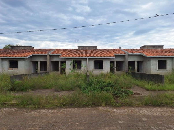 Casa nº 461-a, em construção, com paredes, contrapiso e cobertura executados, localizada na rua vitor mateus teixeira, vila três marias, na cidade de esteio/rs, com área projetada de 43,48m², composta por dois dormitórios, copa/cozinha, banheiro e área de serviço. construída sob o imóvel de matrícula nº 29.056 do cri de esteio/rs; não averbada