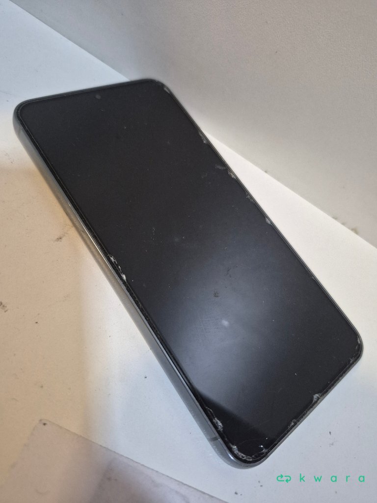 2 Smartphones - Samsung Galaxy S23 e iPhone SE