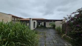 Terreno com casa em búzios/rj (búzios golf resort ii), com 02 suítes, piscina e com área construída de 353,02m2