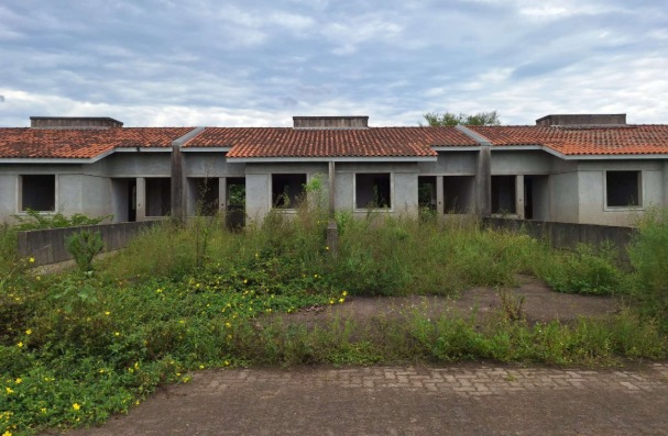 Casa nº 491-b, em construção, com paredes, contrapiso e cobertura executados, localizada na rua vitor mateus teixeira, vila três marias, na cidade de esteio/rs, com área projetada de 43,48m², composta por dois dormitórios, copa/cozinha, banheiro e área de serviço. construída sob o imóvel de matrícula nº 29.059 do cri de esteio/rs; não averbada