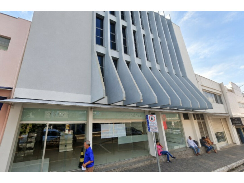 Imóvel comercial à venda em leilão