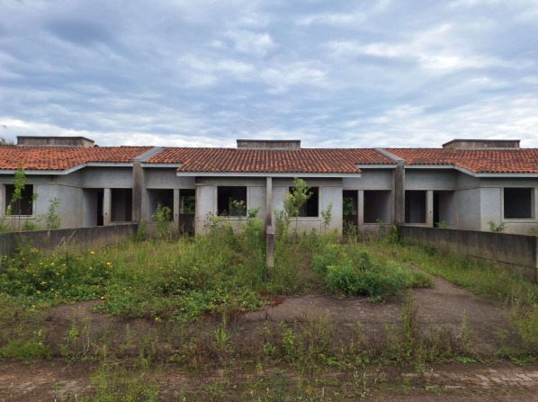 Casa nº 521-a, em construção, com paredes, contrapiso e cobertura executados, localizada na rua vitor mateus teixeira, vila três marias, na cidade de esteio/rs, com área projetada de 43,48m², composta por dois dormitórios, copa/cozinha, banheiro e área de serviço. construída sob o imóvel de matrícula nº 29.062 do cri de esteio/rs; não averbada