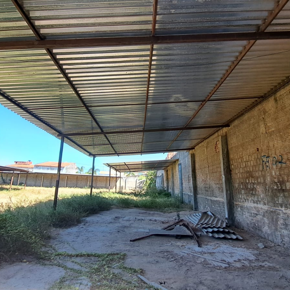 Lote 001 - 02 Galpões com estrutura metálica e cobertura em telhas de alumínio (área total aproximada de 210,16 m²)
