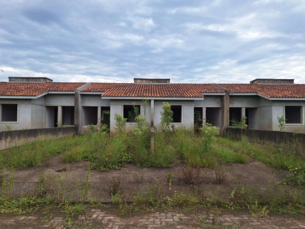 Casa nº 511-b, em construção, com paredes, contrapiso e cobertura executados, localizada na rua vitor mateus teixeira, vila três marias, na cidade de esteio/rs, com área projetada de 43,48m², composta por dois dormitórios, copa/cozinha, banheiro e área de serviço. construída sob o imóvel de matrícula nº 29.061 do cri de esteio/rs; não averbada